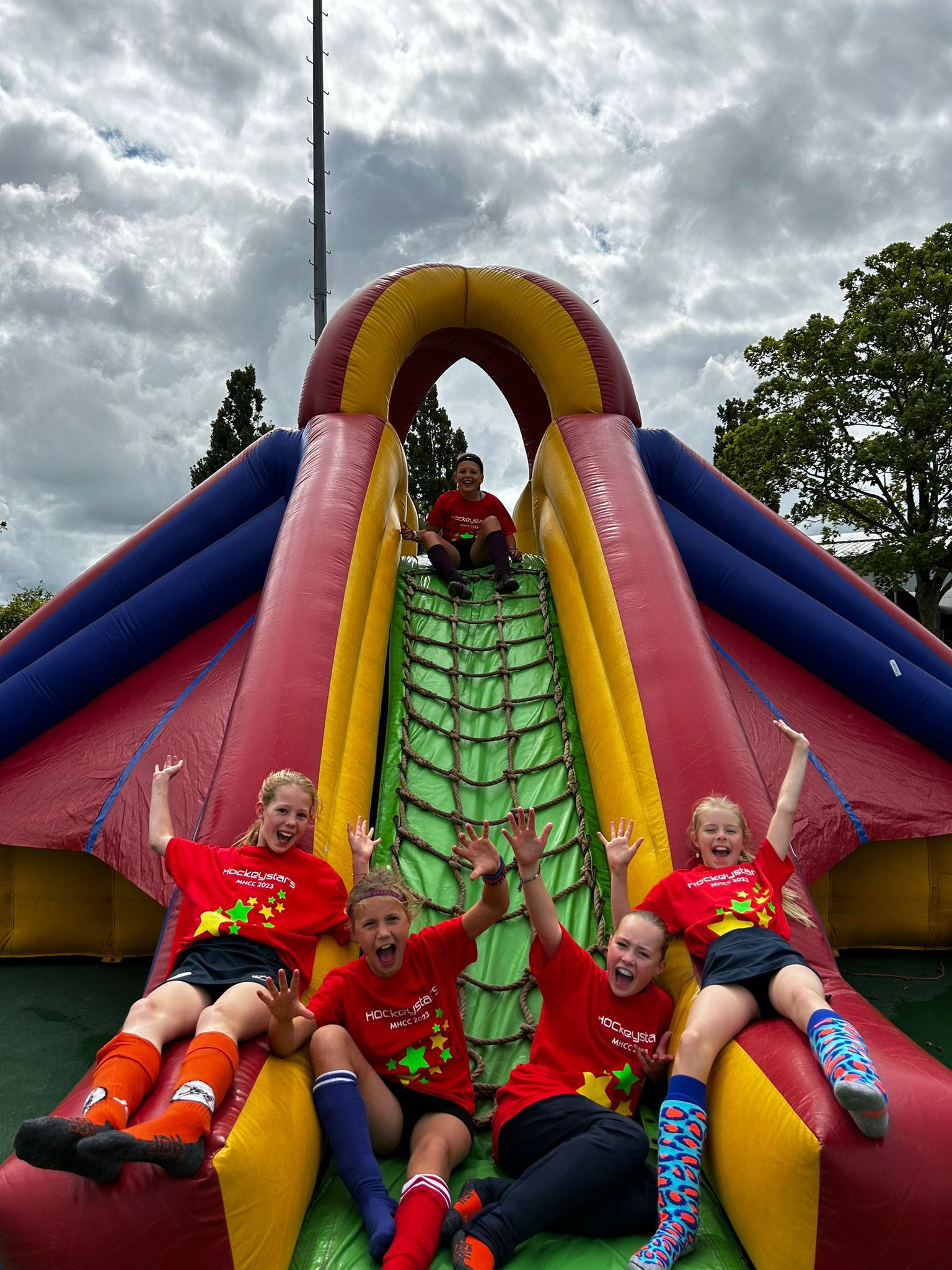 Foto van kinderen op een luchtkussen tijdens Hockeystars 2023